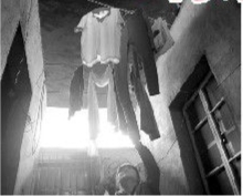住户在晾晒衣服，过道里能够透进一些阳光。